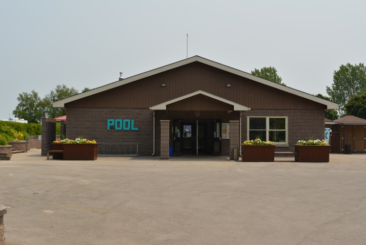 indoor-pool-building-at-carsons-camp