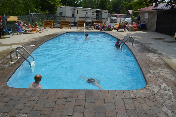 outdoor-pool-at-carsons-camp