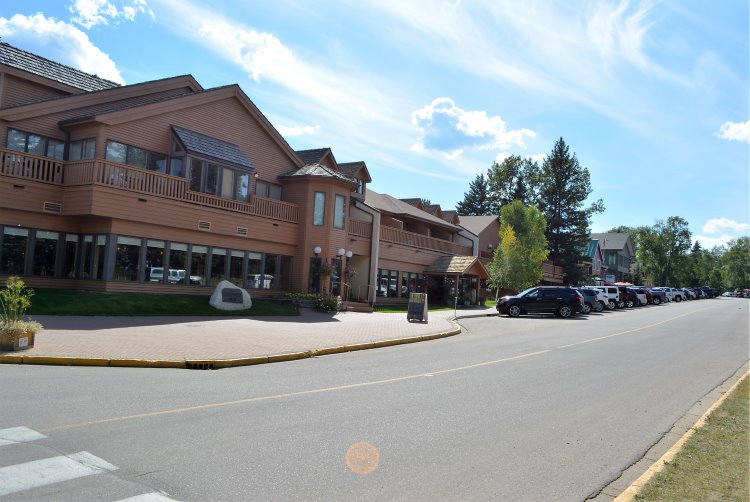 downtown-waskesiu-looking-south
