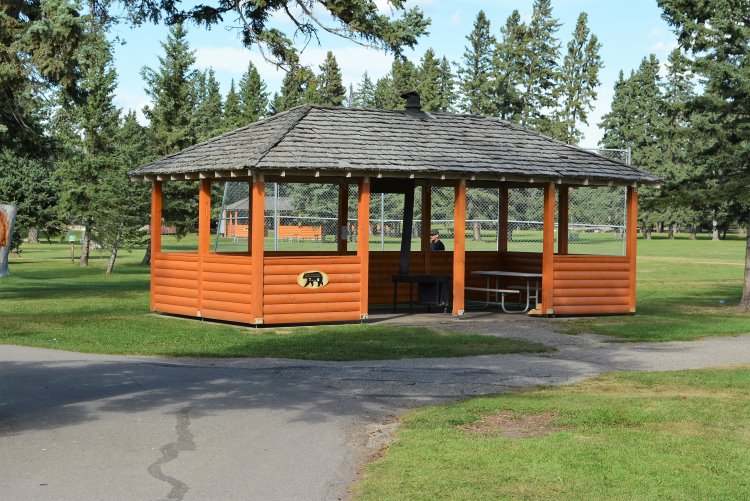 picnic-shelter-in-park-downtown-waskesiu