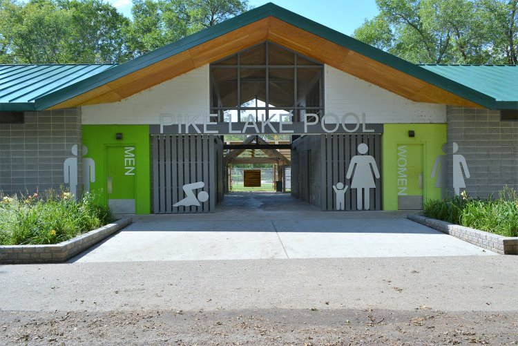 pool-changeroom-at-pike-lake-pp